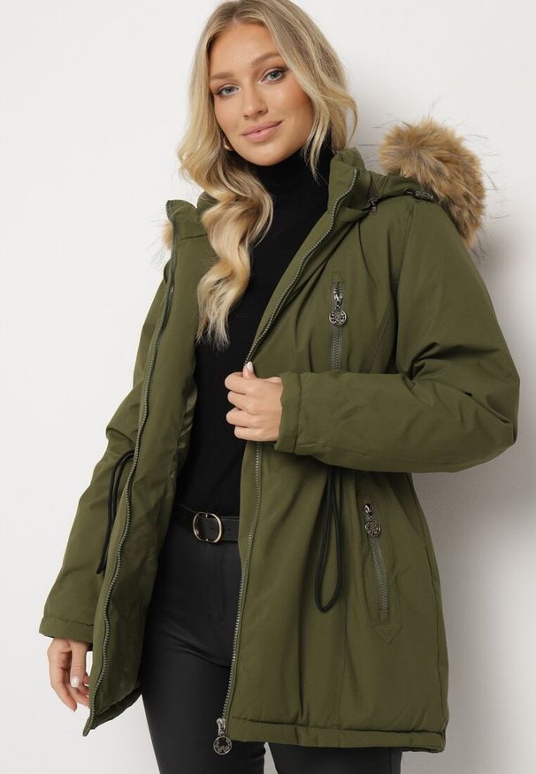 Born2be - Ciemnozielona Kurtka Parka z Zasuwanymi Kieszeniami i Futerkiem Przy Kapturze Siarietia. Okazja: na co dzień. Kolor: zielony. Materiał: futro. Długość rękawa: długi rękaw. Długość: długie. Sezon: zima. Styl: elegancki, casual