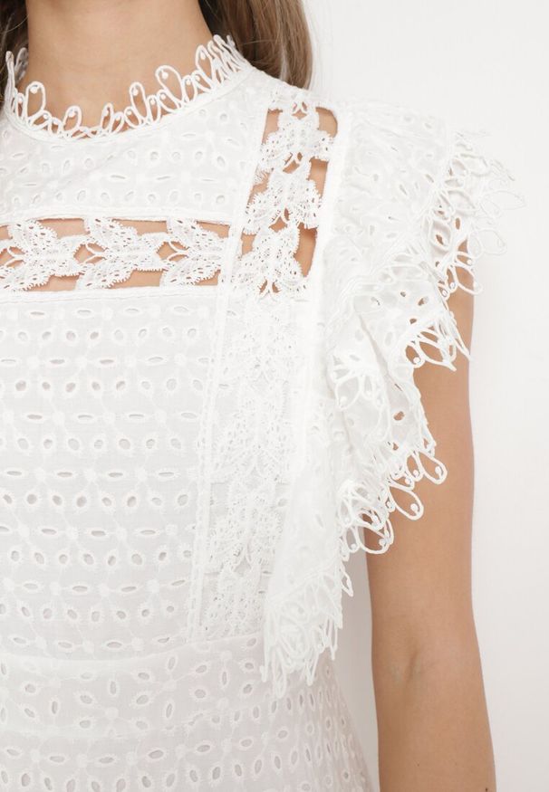 Born2be - Biała Sukienka Maxi Rozkloszowana z Ażurowym Wzorem Saitha. Okazja: na co dzień. Kolor: biały. Materiał: tkanina. Wzór: ażurowy. Styl: elegancki, casual. Długość: maxi