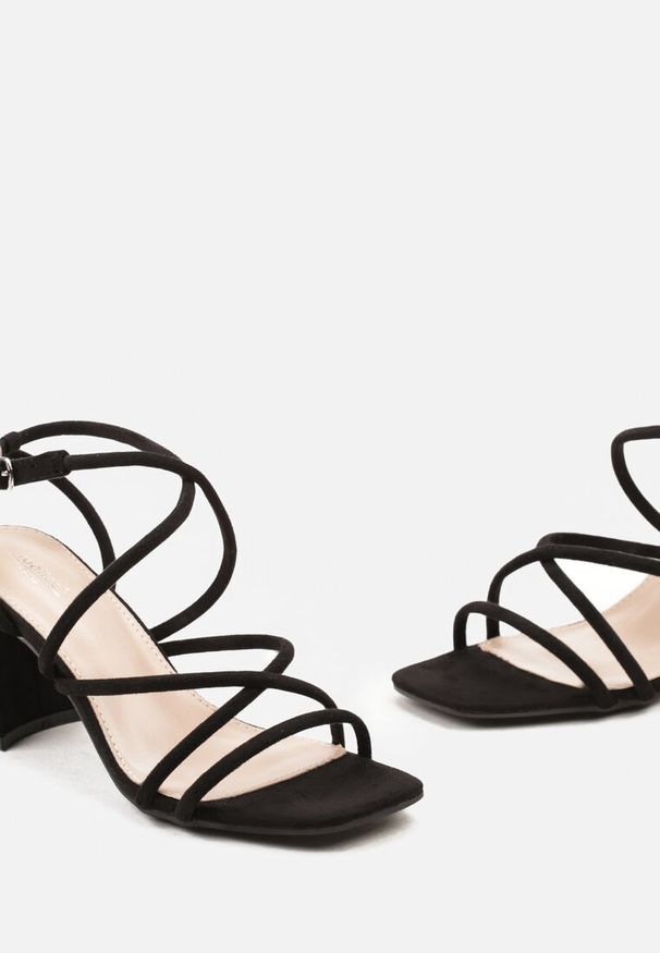 Renee - Czarne Sandały z Ozdobnymi Cienkimi Paskami Zapinane wokół Kostki Tiarsa. Okazja: na co dzień. Zapięcie: pasek. Kolor: czarny. Materiał: jeans, len. Wzór: paski. Sezon: lato. Styl: elegancki, casual