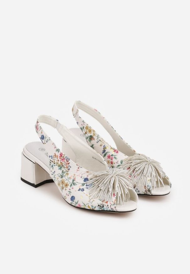 Renee - Białe Sandały na Słupku z Wkładką ze Skóry Naturalnej z Pomponem Rerissiana. Okazja: na co dzień. Nosek buta: otwarty. Zapięcie: pasek. Kolor: biały. Materiał: skóra. Obcas: na słupku. Styl: casual. Wysokość obcasa: średni