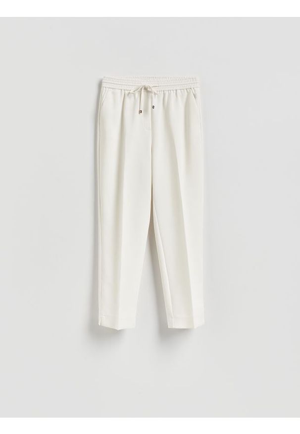 Reserved - Spodnie z kantem - biały. Kolor: biały. Materiał: tkanina, wiskoza