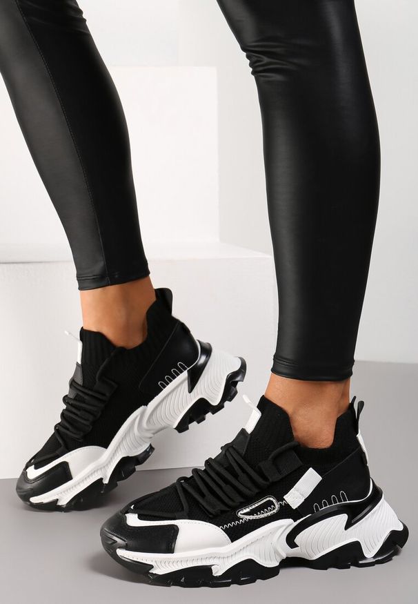 Renee - Czarne Sneakersy Kharena. Zapięcie: bez zapięcia. Kolor: czarny. Materiał: materiał. Szerokość cholewki: normalna. Wzór: aplikacja