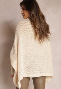Renee - Jasnobeżowy Luźny Sweter Dzianinowy w Stylu Ponczo Nattava. Okazja: na co dzień. Typ kołnierza: dekolt w łódkę. Kolor: beżowy. Materiał: dzianina. Styl: casual, elegancki, wizytowy