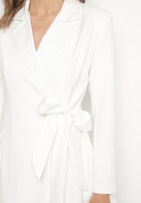 Born2be - Biała Kopertowa Sukienka z Imitacją Kieszeni Talriti. Kolor: biały. Typ sukienki: kopertowe. Styl: elegancki #3