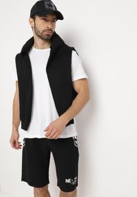 Born2be - Czarne Szorty Sportowe z Ozdobnymi Wstawkami i Gumką w Pasie Strila. Kolor: czarny. Styl: sportowy