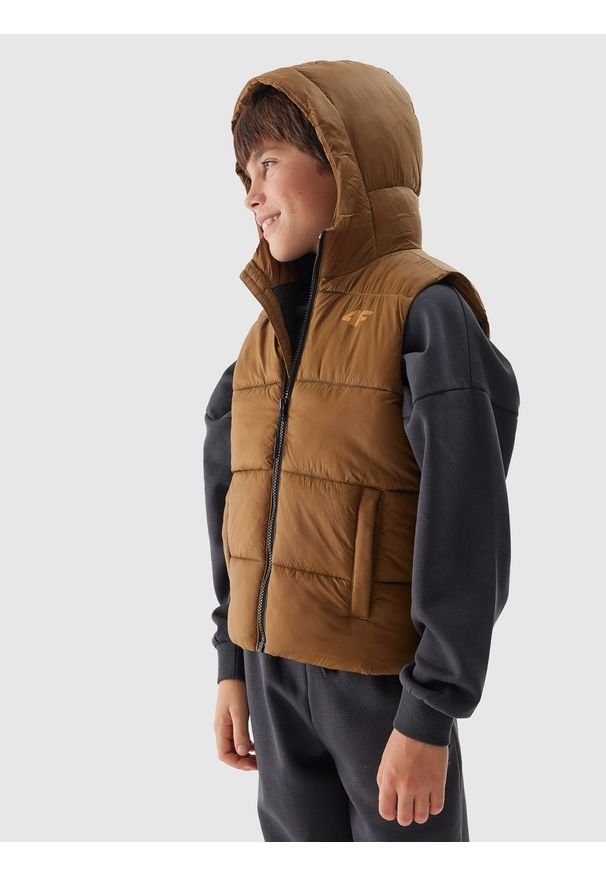 4f - 4F Bezrękawnik puchowy pikowany z kapturem chłopięcy - brązowy 146 (10-11 lat). Okazja: na co dzień. Typ kołnierza: kaptur. Kolor: brązowy. Długość: krótkie. Wzór: gładki. Materiał: puch. Długość rękawa: bez rękawów. Sezon: lato. Styl: casual, klasyczny, sportowy