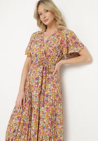 Born2be - Żółta Rozkloszowana Sukienka w Kwiaty z Kopertowym Dekoltem Plisowana Lanasira. Kolor: żółty. Wzór: kwiaty. Typ sukienki: kopertowe #2