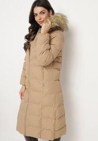 Born2be - Beżowa Kurtka Pikowana Mocno Ocieplana z Kapturem z Futerkiem Gelirra. Okazja: na co dzień. Typ kołnierza: kaptur. Kolor: beżowy. Materiał: futro. Długość rękawa: długi rękaw. Długość: długie. Styl: casual, elegancki #5