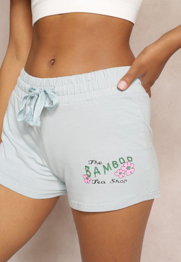 Renee - Niebieskie Dresowe Szorty z Gumką w Talii i Ozdobnym Napisem Kelta. Okazja: na co dzień. Kolor: niebieski. Materiał: dresówka. Wzór: napisy. Styl: casual