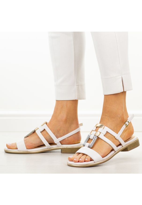 Białe płaskie sandały damskie T.Sokolski 537. Okazja: do pracy, na co dzień, na spacer, na imprezę. Kolor: biały. Materiał: skóra. Sezon: wiosna, lato. Obcas: na obcasie. Styl: elegancki, klasyczny, wakacyjny, casual