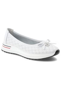 Półbuty damskie Filippo, cholewka ze skóry naturalnej perforowanej wsuwany fason z zabudowanym przodem na lekkiej podeszwie, białe, DP6718/26. Okazja: na co dzień. Kolor: biały. Materiał: skóra. Szerokość cholewki: normalna. Wzór: ażurowy, aplikacja. Styl: casual, klasyczny, elegancki #1