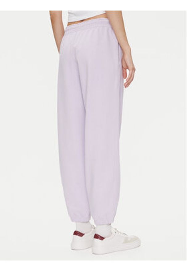 Calvin Klein Jeans Spodnie dresowe Monologo LV047B235G Fioletowy Regular Fit. Kolor: fioletowy. Materiał: bawełna