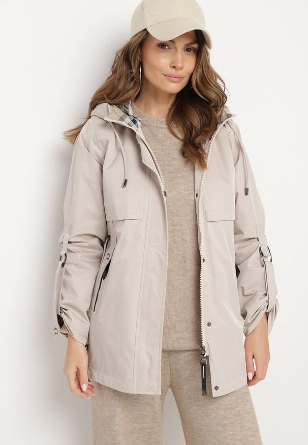 Born2be - Jasnobeżowa Kurtka Parka z Kapturem i Kieszeniami z Możliwością Ściągnięcia w Talii Kailisse. Typ kołnierza: kaptur. Kolor: beżowy. Materiał: tkanina