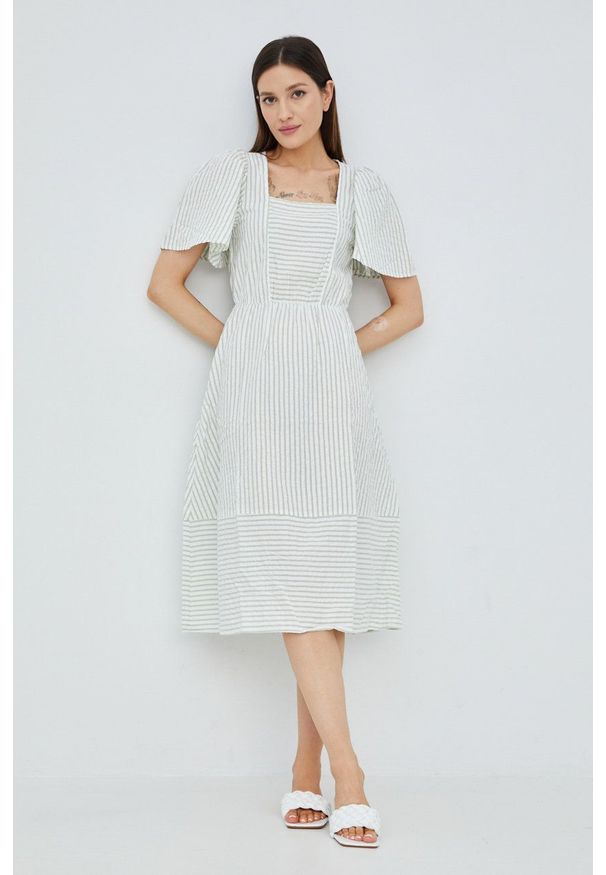 Vero Moda sukienka bawełniana kolor zielony midi rozkloszowana. Typ kołnierza: dekolt w karo. Kolor: zielony. Materiał: bawełna. Długość rękawa: krótki rękaw. Typ sukienki: rozkloszowane. Długość: midi