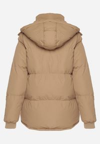 Born2be - Ciemnobeżowa Pudełkowa Kurtka Pikowana z Kapturem Anena. Typ kołnierza: kaptur. Kolor: beżowy. Styl: elegancki #6
