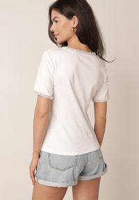 Born2be - Biały Minimalistyczny T-shirt z Bawełny Zdobiony Warkoczowymi Lamówkami Thessele. Okazja: na co dzień. Kolor: biały. Materiał: bawełna. Wzór: aplikacja. Styl: casual, klasyczny #3