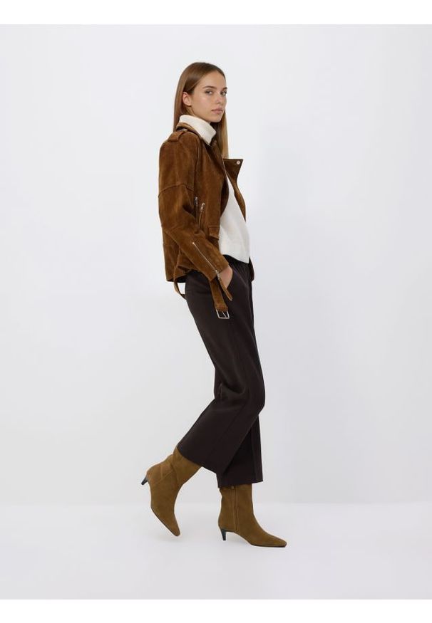 Reserved - Spodnie z kantem - ciemnobrązowy. Kolor: brązowy. Materiał: wiskoza, tkanina