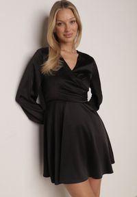 Born2be - Czarna Satynowa Sukienka VICES z Bawełny o Kopertowym Kroju Glanita. Okazja: na co dzień. Kolor: czarny. Materiał: satyna, bawełna. Typ sukienki: kopertowe. Styl: casual, klasyczny #7