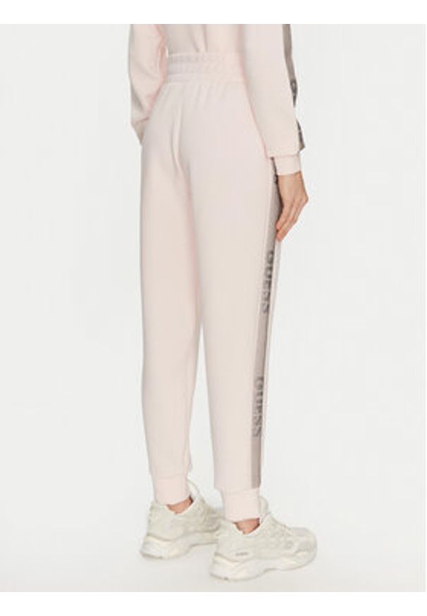 Guess Spodnie dresowe W5RB00 KBYE2 Różowy Regular Fit. Kolor: różowy. Materiał: syntetyk