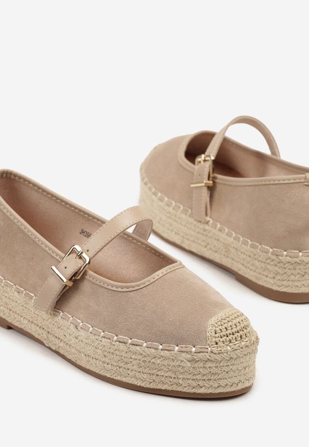 Renee - Ciemnobeżowe Espadryle z Plecionką i Paskiem Fevolise. Okazja: na co dzień, na plażę, na spacer. Zapięcie: pasek. Kolor: beżowy. Materiał: jeans. Sezon: lato. Obcas: na platformie. Styl: elegancki, casual