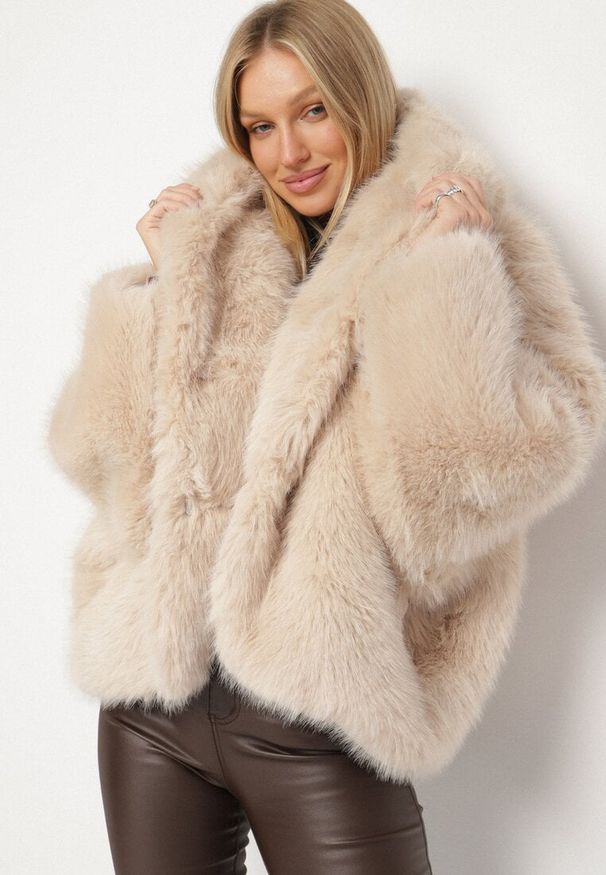 Born2be - Beżowa Kurtka Futerko Oversize z Kapturem Unillea. Okazja: na co dzień. Typ kołnierza: kaptur. Kolor: beżowy. Materiał: futro. Styl: elegancki, casual