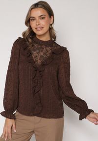 Born2be - Brązowa Bluzka Zdobiona Koronką Falbankami i Metaliczną Nicią Feralea. Okazja: na co dzień, do pracy, na spotkanie biznesowe. Typ kołnierza: kołnierz z falbankami. Kolor: brązowy. Materiał: koronka. Wzór: koronka, aplikacja. Styl: biznesowy, casual, elegancki #5