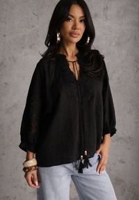 Renee - Czarna Wiązana Bluzka w Stylu Boho z Tencelu z Koralikami i Koronką Helotis. Okazja: na co dzień. Kolor: czarny. Materiał: koronka. Wzór: koronka. Styl: boho #4