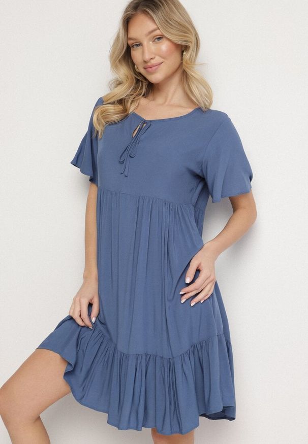 Born2be - Niebieska Sukienka z Bawełny o Rozkloszowanym Kroju z Wiązaniem przy Dekolcie Mepilea. Okazja: na co dzień. Kolor: niebieski. Materiał: bawełna. Długość rękawa: krótki rękaw. Sezon: wiosna, lato. Typ sukienki: rozkloszowane. Styl: klasyczny, casual, elegancki