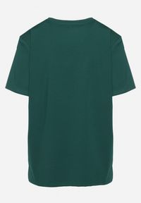 Born2be - Ciemnozielony Klasyczny T-shirt z Bawełny Ozdobiony Cyrkoniami na Rękawach Kalflea. Okazja: na co dzień. Kolor: zielony. Materiał: bawełna. Wzór: aplikacja. Styl: klasyczny