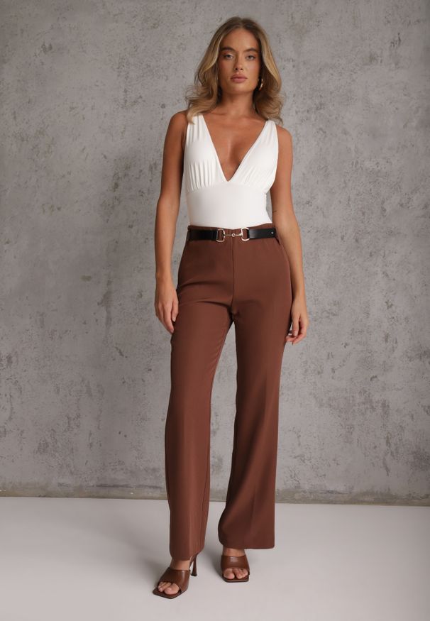Renee - Brązowe Eleganckie Spodnie Dzwony w Kant z Paskiem i Metaliczną Klamrą Telepadia. Okazja: do pracy. Kolor: brązowy. Materiał: lakier. Styl: elegancki