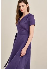 Marie Zélie - Sukienka Duilin lniana fioletowa. Kolor: fioletowy. Materiał: len. Długość rękawa: krótki rękaw. Typ sukienki: kopertowe. Styl: klasyczny #5
