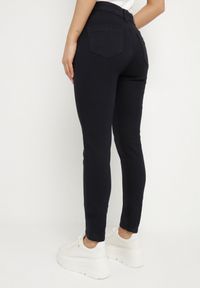 Born2be - Granatowe Jeansy Skinny z Bawełną Zarinel. Okazja: na co dzień. Kolor: niebieski. Długość: długie. Styl: elegancki, casual #5