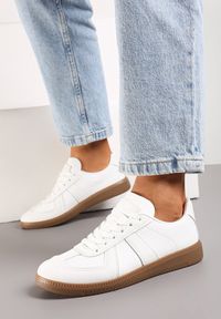 Renee - Białe Sznurowane Sneakersy na Brązowej Podeszwie z Przeszyciami Assetnima. Kolor: biały #4