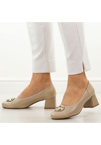 Beżowe ażurowe czółenka damskie na obcasie M.Daszyński Sa281-5. Nosek buta: okrągły. Kolor: beżowy. Szerokość cholewki: normalna. Wzór: ażurowy. Materiał: skóra. Sezon: wiosna, jesień, lato. Obcas: na obcasie. Styl: elegancki, klasyczny, wizytowy. Wysokość obcasa: średni #1