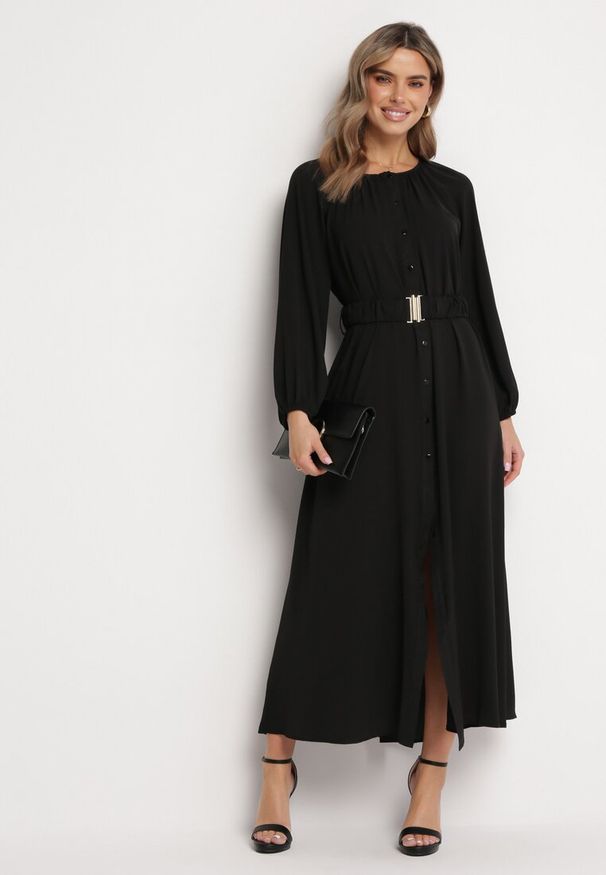 Born2be - Czarna Luźna Sukienka Maxi z Guzikami i Paskiem z Ozdobną Klamrą Liriti. Kolor: czarny. Wzór: aplikacja. Długość: maxi