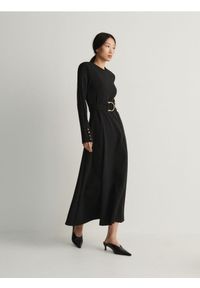 Reserved - Sukienka z paskiem w talii - czarny. Kolor: czarny. Materiał: tkanina. Wzór: gładki