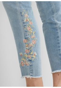 bonprix - Jeansy skinny, średni stan, cropped. Kolor: niebieski. Wzór: haft, kwiaty #3