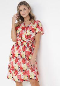 Born2be - Żółto-Czerwona Rozkloszowana Sukienka z Metaliczną Nitką i Wiązanym Paskiem Noldan. Kolor: czerwony. Materiał: wiskoza, materiał, tkanina. Wzór: kwiaty #1