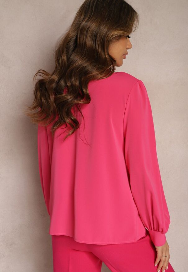 Renee - Różowa Bluzka z Krawatem i Ozdobnymi Perłami Berbora. Kolor: różowy. Długość rękawa: długi rękaw. Długość: długie. Styl: klasyczny