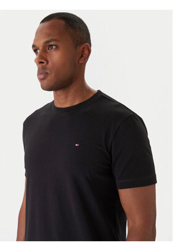 TOMMY HILFIGER - Tommy Hilfiger T-Shirt UM0UM03362 Czarny Regular Fit. Kolor: czarny. Materiał: bawełna