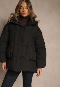 Renee - Czarna Puchowa Kurtka Oversize z Pikowanymi Przeszyciami i Kapturem Galeana. Okazja: na co dzień. Kolor: czarny. Materiał: puch. Sezon: zima. Styl: elegancki, casual