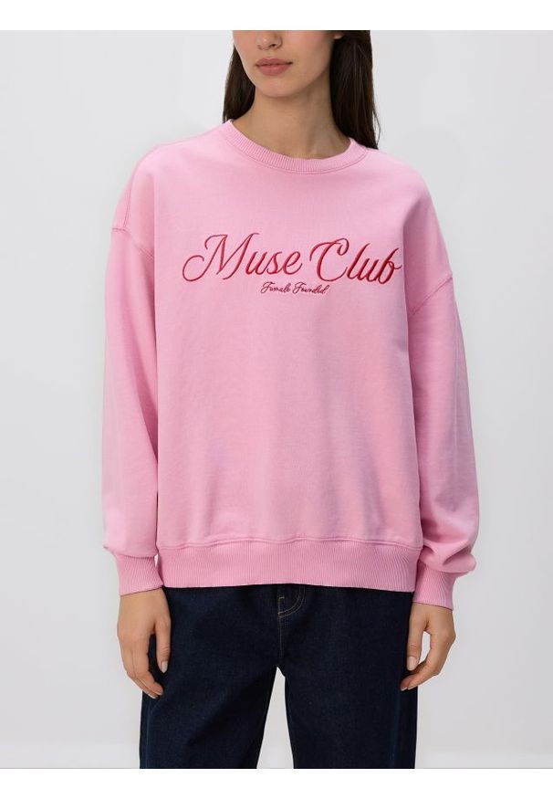 Reserved - Bluza z haftowanym napisem - pastelowy róż. Kolor: różowy. Materiał: bawełna. Wzór: haft, napisy