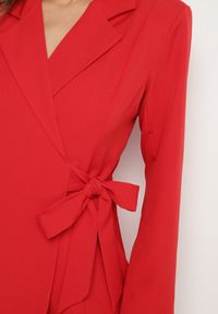 Born2be - Czerwona Kopertowa Sukienka z Imitacją Kieszeni Talriti. Kolor: czerwony. Typ sukienki: kopertowe. Styl: elegancki #2