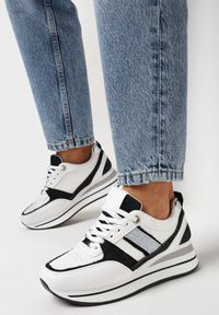 Born2be - Biało-Czarne Sneakersy na Grubej Podeszwie z Materiałowymi Wstawkami i Brokatem Omifa. Kolor: biały. Materiał: materiał. Wzór: aplikacja #5