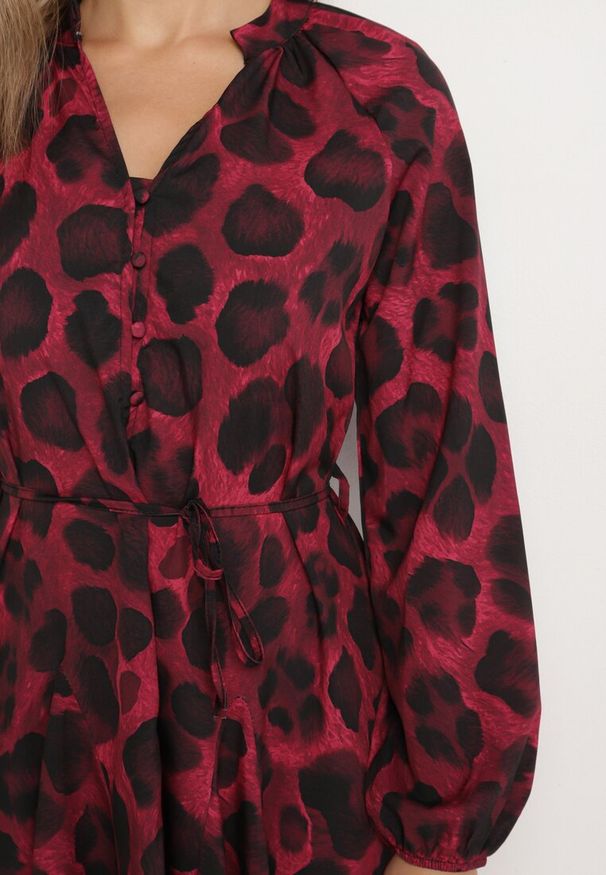 Born2be - Bordowa Rozkloszowana Sukienka w Panterkę z Guzikami i Wiązaniem w Talii Morila. Okazja: na co dzień. Kolor: czerwony. Materiał: jeans. Wzór: motyw zwierzęcy. Typ sukienki: rozkloszowane. Styl: klasyczny, casual, elegancki