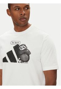 Adidas - adidas T-Shirt Yay Sports Graphic JL9256 Biały Regular Fit. Kolor: biały. Materiał: bawełna #4