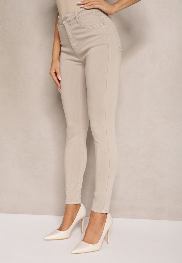 Renee - Beżowe Jeansy Skinny z Bawełną i Wiskozą High Waist Turesa. Okazja: na co dzień. Stan: podwyższony. Kolor: beżowy. Styl: casual, elegancki