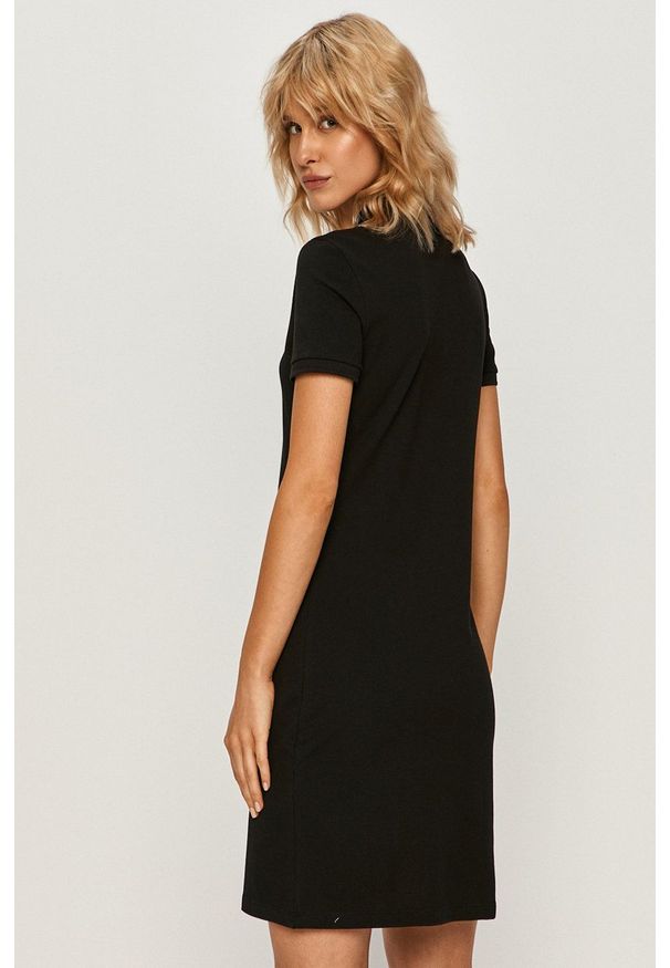 Lacoste Sukienka kolor czarny mini prosta. Kolor: czarny. Materiał: dzianina. Długość rękawa: krótki rękaw. Typ sukienki: proste. Długość: mini
