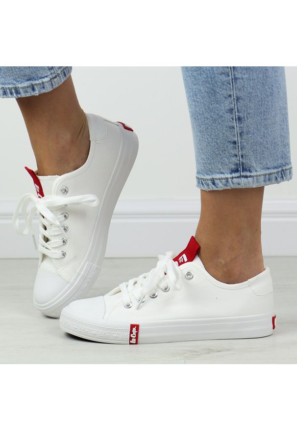 Białe trampki damskie Lee Cooper 2239l. Okazja: na co dzień. Nosek buta: okrągły. Kolor: biały. Materiał: tkanina. Szerokość cholewki: normalna. Wzór: aplikacja. Sezon: lato, wiosna, jesień. Styl: sportowy, klasyczny, elegancki, casual