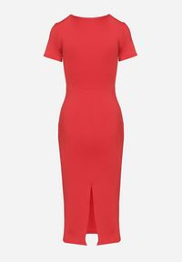 Born2be - Czerwona Sukienka Dopasowana Bodycon z Dekoltem w Serek Efricene. Okazja: na co dzień. Typ kołnierza: dekolt w serek. Kolor: czerwony. Materiał: jeans. Długość rękawa: krótki rękaw. Typ sukienki: bodycon. Styl: casual, klasyczny #6